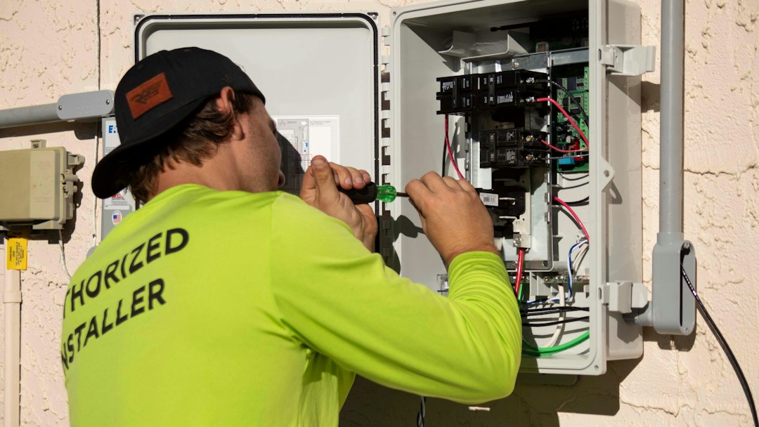 Services electrician-working-on-electrical-panel-gxlplg3-vf4